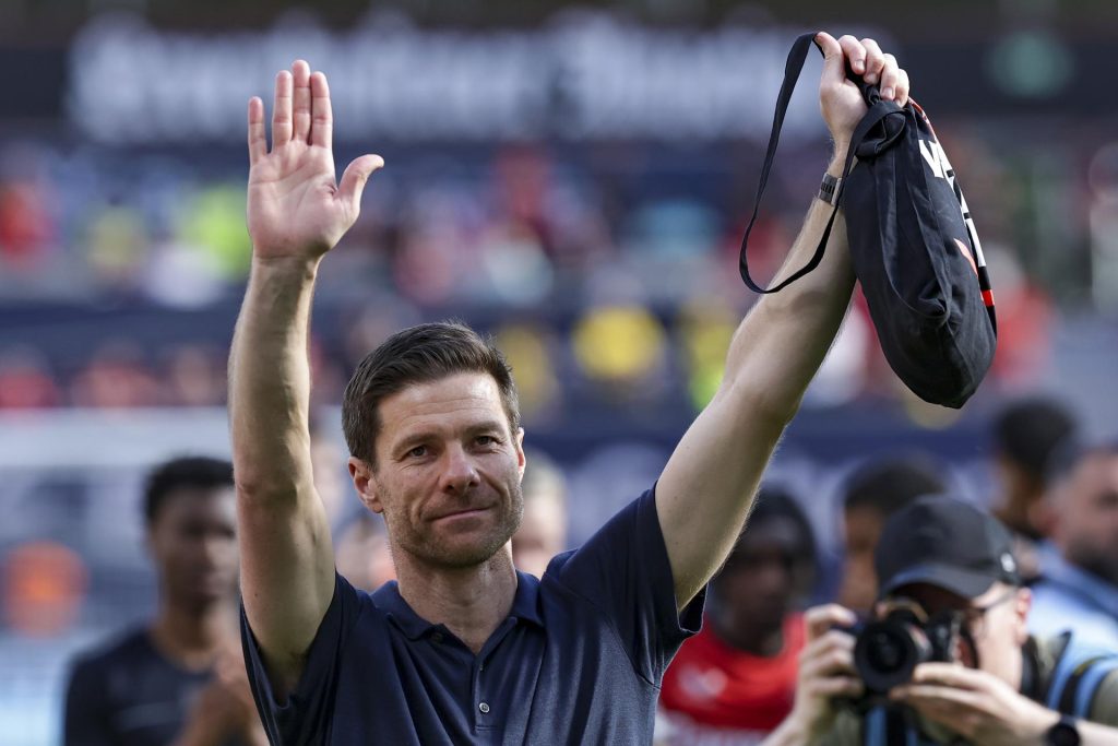 Foto de archivo de Xabi Alonso en su despedida como entrenador del Bayer Leverkusen. EFE/EPA/CHRISTOPHER NEUNDORF