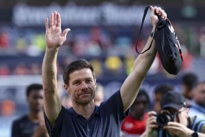 Foto de archivo de Xabi Alonso en su despedida como entrenador del Bayer Leverkusen. EFE/EPA/CHRISTOPHER NEUNDORF