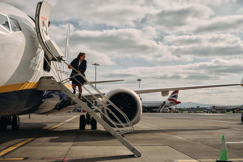 Hace unos meses Ryanair subió el sueldo a sus empleados en España. Ahora les está reclamando que lo devuelvan