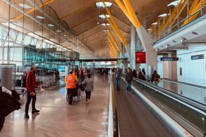 El aeropuerto de Barajas se ha convertido en el "hogar" de 500 personas. Si quiere solucionarlo tiene un ejemplo cercano: El Prat