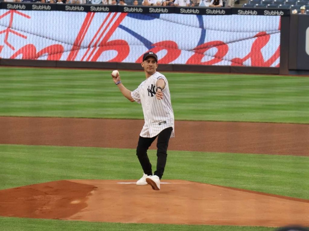 Lanzamiento ceremonial en MLB para J-Alvarado