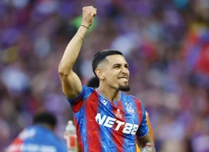 LONDON (United Kingdom), 17/05/2025.- Crystal Palace's Daniel Munoz celebrates winning the FA Cup Final soccer match between Crystal Palace and Manchester City, in London, Britain, 17 May 2025. (Reino Unido, Londres) EFE/EPA/TOLGA AKMEN EDITORIAL USE ONLY.