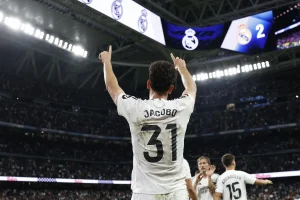 MADRID, 14/05/2025.- El defensa del Real Madrid Jacobo Ramón Naveros celebra su gol durante el partido de la jornada 36 de LaLiga de fútbol que Real Madrid y RCD Mallorca disputan este miércoles en el estadio Santiago Bernabéu. EFE/Chema Moya
