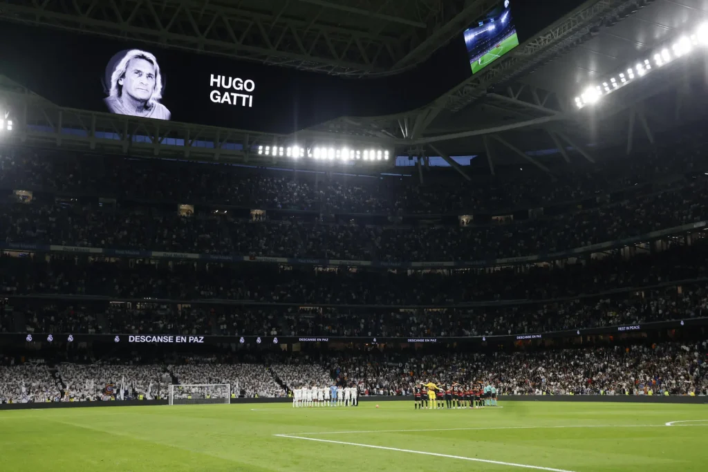 MADRID, 14/05/2025.- Los jugadores del Real Madrid y del Mallorca guardan un minuto de silencio en memoria del guardameta Hugo Gatti previo al partido de la jornada 36 de LaLiga de fútbol que Real Madrid y RCD Mallorca disputan este miércoles en el estadio Santiago Bernabéu. EFE/Blanca Millez