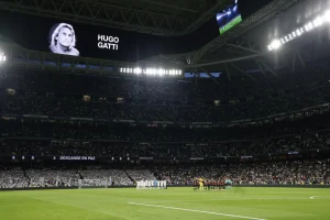 MADRID, 14/05/2025.- Los jugadores del Real Madrid y del Mallorca guardan un minuto de silencio en memoria del guardameta Hugo Gatti previo al partido de la jornada 36 de LaLiga de fútbol que Real Madrid y RCD Mallorca disputan este miércoles en el estadio Santiago Bernabéu. EFE/Blanca Millez