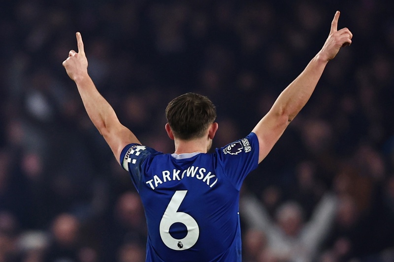 LIVERPOOL (United Kingdom), 12/02/2025.- Evertons James Tarkowski (R) celebrates after the 2-2 goal during the English Premier League match between Everton FC and Liverpool FC, in Liverpool, Britain, 12 February 2025. (Reino Unido) EFE/EPA/ADAM VAUGHAN EDITORIAL USE ONLY. No use with unauthorized audio, video, data, fixture lists, club/league logos, 'live' services or NFTs. Online in-match use limited to 120 images, no video emulation. No use in betting, games or single club/league/player publications.
