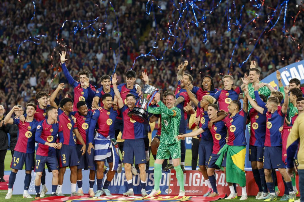 Barcelona celebra su título de liga número 28 junto a su afición