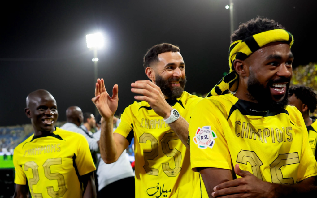 Karim Benzema y sus compañeros de Al-Ittihad celebrando el título de la Liga de Arabia Saudita. / X: @ittihad_en