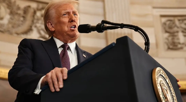 Donald Trump se desliga de su foto vestido como papa