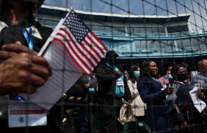 Las graves consecuencias legales que enfrentan los migrantes que intentan regresar a EEUU tras haber sido deportados