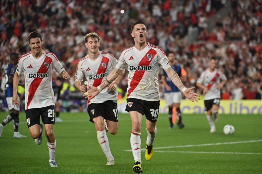 Franco Mastantuono de River Plate celebrando gol ante Independiente del Valle en Copa Libertadores. 7 X: @RiverPlate