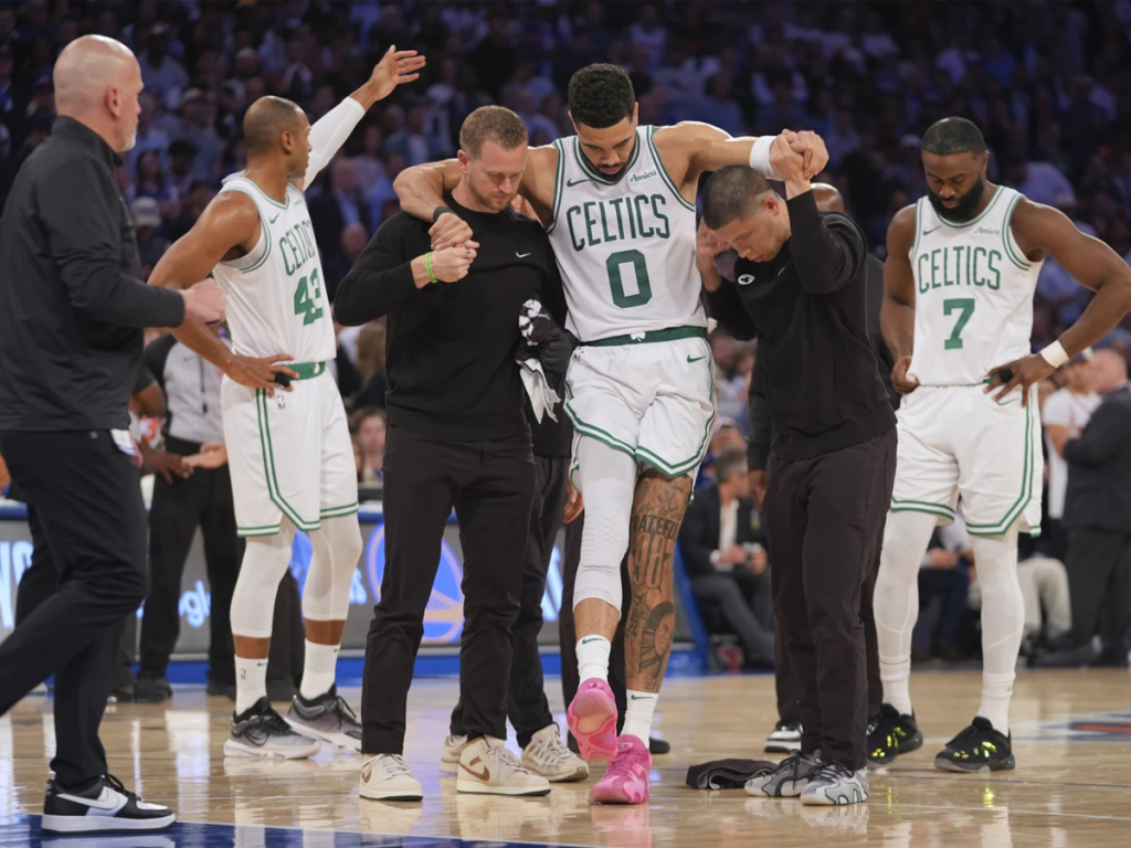 Jayson Tatum retirado de la cancha con grave lesión