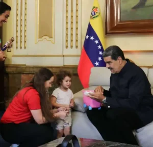 Maikelys Espinoza es recibida por los brazos de su madre y abuela en el Palacio de Miraflores