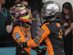 Oscar Piastri celebra el éxito reciente de McLaren
