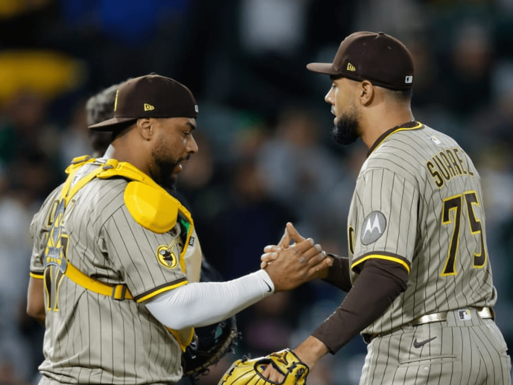 Robert Suárez culmina primer mes con récord