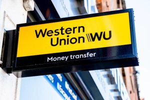 Acciones de Western Union caen tras la propuesta de un impuesto a remesas en EE.UU.