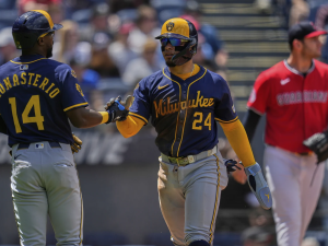 William Contreras presente en victoria de Milwaukee