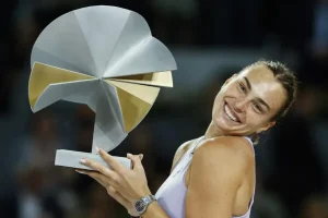 La tenista bielorrusa Aryna Sabalenka posa con el trofeo tras vencer a la estadounidense Coco Gauff en la final individual femenina del Mutua Madrid Open de tenis disputado este sábado en la Caja Mágica, en Madrid. EFE/Chema Moya