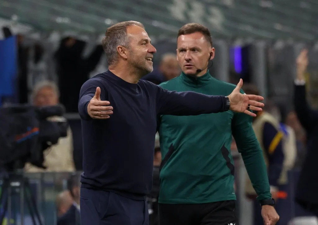 MILAN (Italy), 06/05/2025.- FC Barcelona's head coach Hansi Flick gestures next to the fourth official Pawel Raczkowski during the UEFA Champions League semifinal 2nd leg soccer match between Inter Milan and FC Barcelona, in Milan, Italy, 06 May 2025. (Liga de Campeones, Italia) EFE/EPA/ROBERTO BREGANI