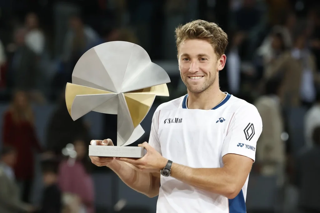 MADRID, 04/05/2025.- El tenista noruego Casper Ruud posa con el trofeo, tras la final del Mutua Madrid Open de tenis ante el británico Jack Draper disputada este domingo en la Caja Mágica, en Madrid. EFE/Chema Moya