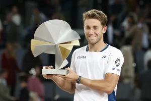 MADRID, 04/05/2025.- El tenista noruego Casper Ruud posa con el trofeo, tras la final del Mutua Madrid Open de tenis ante el británico Jack Draper disputada este domingo en la Caja Mágica, en Madrid. EFE/Chema Moya