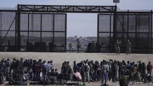 Gobierno de EEUU ofrece "ayuda" de 1.000 dólares a migrantes que se "autodeporten"
