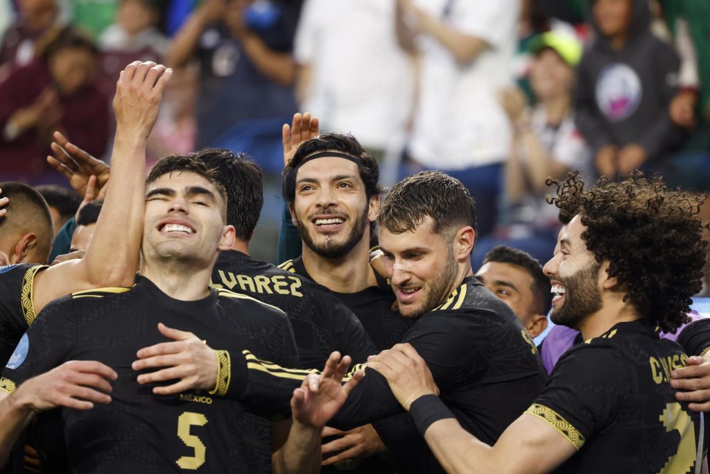 Jugadores de la selección mexicana celebran este domingo la conquista de la Liga de Naciones de la Concacaf al derrotar por 2-1 a la de Panamá en el Sofi Stadium de la ciudad estadounidense de Inglewood (California). EFE/EPA/CAROLINE BREHMAN México
