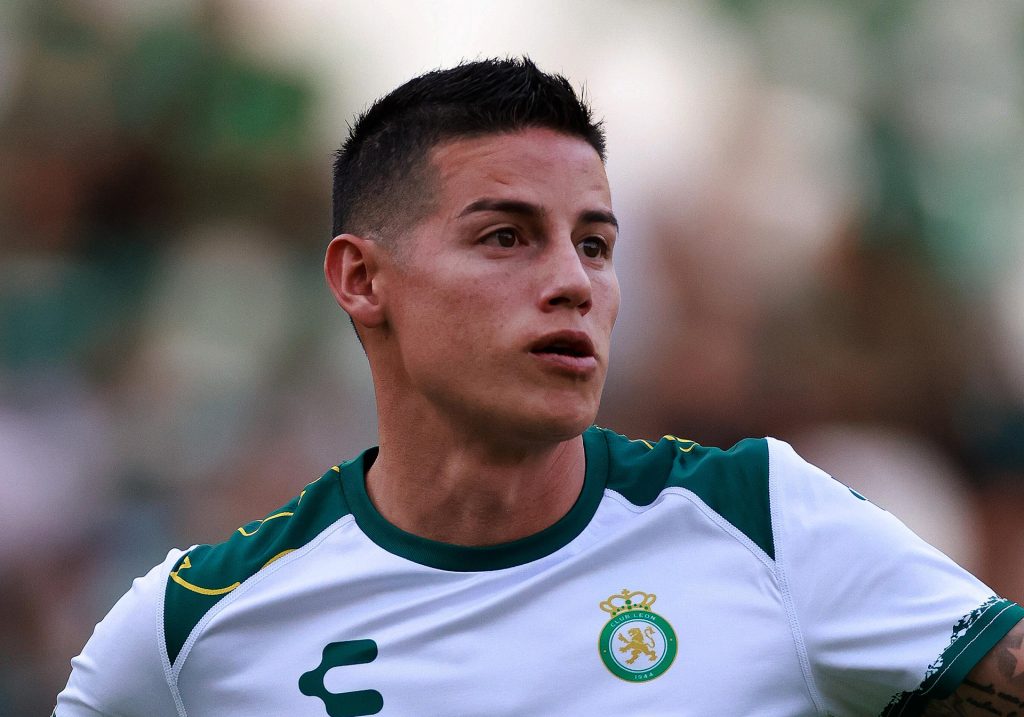 James Rodríguez de León calienta previo a un partido de la jornada 17 del torneo Clausura 2025 de la Liga MX entre León y Monterrey, en el estadio León en la ciudad de León (México). Imagen de archivo. EFE/ Luis Ramírez