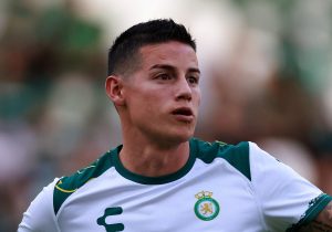 James Rodríguez de León calienta previo a un partido de la jornada 17 del torneo Clausura 2025 de la Liga MX entre León y Monterrey, en el estadio León en la ciudad de León (México). Imagen de archivo. EFE/ Luis Ramírez