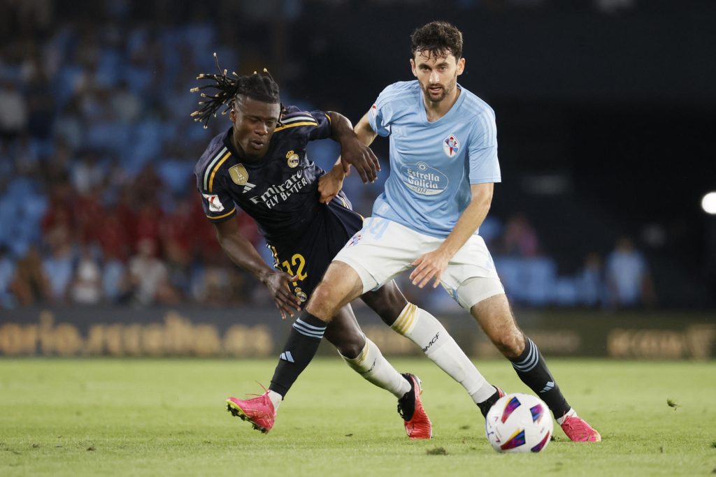 El centrocampista francés del Real Madrid Eduardo Camavinga (i) disputa una posesión con Luca de la Torreen el estadio de Balaídos, en Vigo en foto de archivo de Lavandeira. EFE