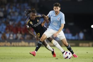 El centrocampista francés del Real Madrid Eduardo Camavinga (i) disputa una posesión con Luca de la Torreen el estadio de Balaídos, en Vigo en foto de archivo de Lavandeira. EFE