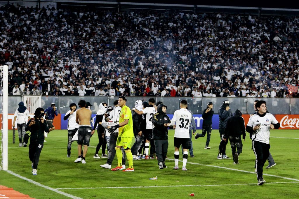 Aficionados de Colo Colo ingresan al campo este jueves, en un partido de la fase de grupos de la Copa Libertadores entre Colo Colo y Fortaleza en el estadio Monumental David Arellano, en Santiago (Chile). EFE/ Osvaldo Villarroel