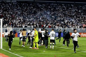 Aficionados de Colo Colo ingresan al campo este jueves, en un partido de la fase de grupos de la Copa Libertadores entre Colo Colo y Fortaleza en el estadio Monumental David Arellano, en Santiago (Chile). EFE/ Osvaldo Villarroel