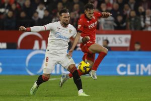 El centrocampista del Sevilla Nemanja Gudelj (i) pelea un balón con Aimar Oroz, de Osasuna, durante el partido de LaLiga que Sevilla FC y CA Osasuna de la primera vuelta en el estadio Ramón Sánchez-Pizjuán. en foto de archivo de José Manuel Vidal. EFE