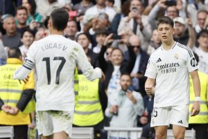 El centrocampista turco del Real Madrid Arda Güler (d) celebra después de marcar el 1-0 durante el partido entre el Real Madrid y el Celta de Vigo en el estadio Santiago Bernabéu en Madrid este domingo. EFE/ Ballesteros