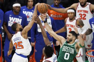 Mikal Bridges (i) volvió a ser el héroe de los Knicks en defensa cuando firmó el robo a clave a Jayson Tatum (d). EFE/EPA/CJ GUNTHER