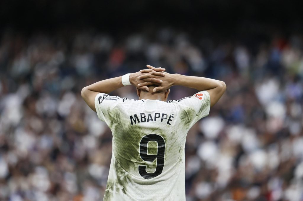 El delantero del Real Madrid Kylian Mbappé en el estadio Santiago Bernabéu en Madrid este domingo en foto de archivo de Blanca Millez. EFE