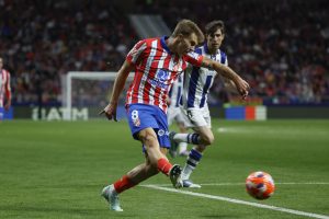 El centrocampista del Atlético de Madrid, Pablo Barrios, golpea el balón durante el encuentro correspondiente a la jornada 35 en el Riyadh Air Metropolitano en Madrid. EFE / Juanjo Martín.