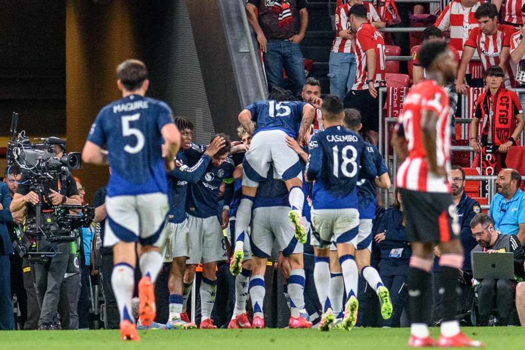 Los jugadores del Manchester United celebran el tercer gol de su equipo durante el partido de ida de las semifinales de la Liga Europa que Athletic Club y Manchester United disputan este jueves en el estadio de San Mamés, en Bilbao. EFE/Javier Zorrilla.