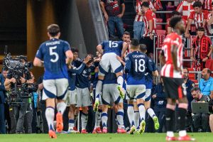 Los jugadores del Manchester United celebran el tercer gol de su equipo durante el partido de ida de las semifinales de la Liga Europa que Athletic Club y Manchester United disputan este jueves en el estadio de San Mamés, en Bilbao. EFE/Javier Zorrilla.