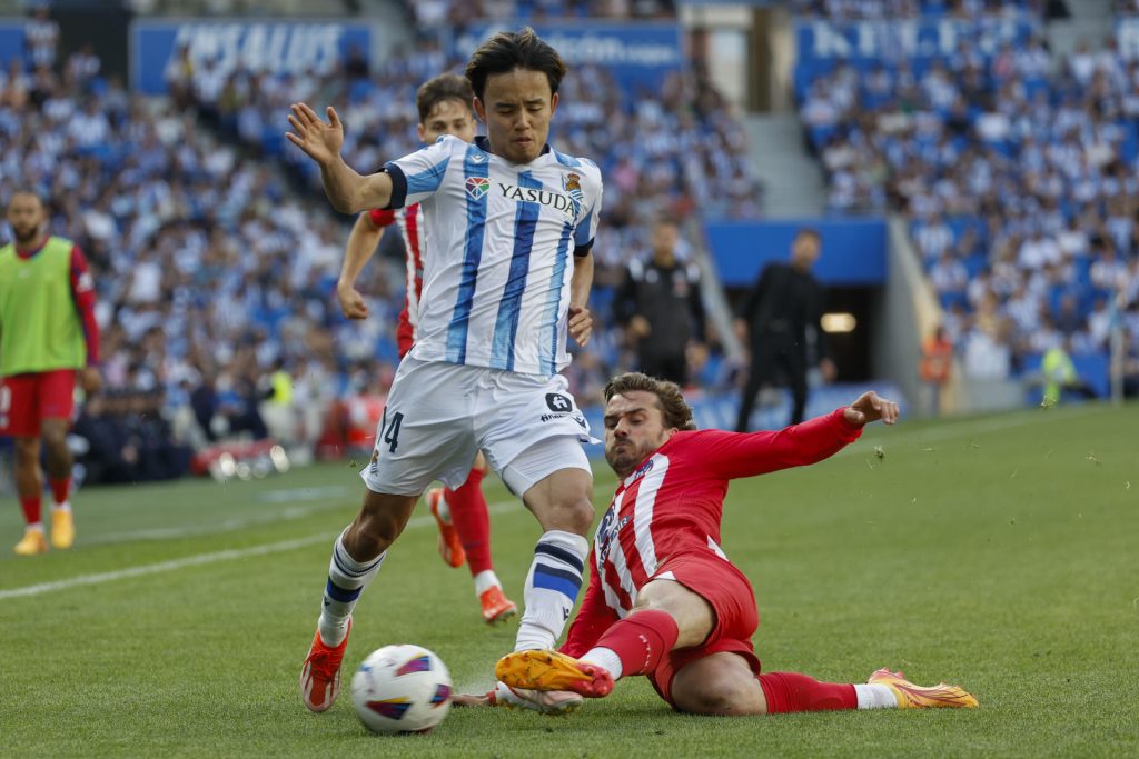 El delantero japonés de la Real Sociedad Take Kubo y el centrocampista francés del Atlético de Madrid Antoine Griezmann, en foto de archivo de Juan Herrero. EFE