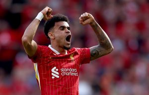 El delantero colombiano Luis Diaz celebra el 1-1 durante el partido de la Premier League que han jugado Liverpool FC y Tottenham Hotspur, en Liverpool, Reino Unido. EFE/EPA/ADAM VAUGHAN