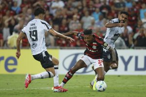 Bruno Henrique (c) de Flamengo disputa el balón con Lautaro Rivero de Central Córdoba en un partido de la fase de grupos de la Copa Libertadores. EFE/ Antonio Lacerda
