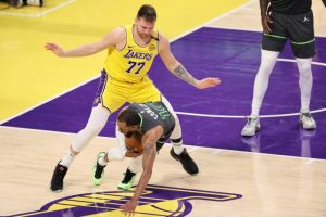 Luka Doncic (I) de Los Angeles Lakers se queda atrás mientras Mike Conley (abajo) de los Minnesota Timberwolves se cae durante la segunda mitad del quinto partido de la primera ronda de los playoffs de la NBA entre los Minnesota Timberwolves y Los Angeles Lakers en Los Ángeles, California, EE.UU. EFE/EPA/ALLISON DINNER
