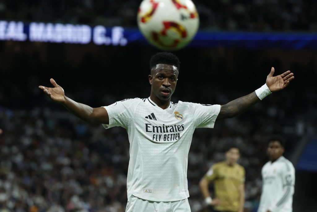 El delantero brasileño del Real Madrid Vinicius Jr. reacciona durante el partido de vuelta de las semifinales de la Copa del Rey que Real Madrid y Real Sociedad en el estadio Santiago Bernabéu. EFE/ Juanjo Martin