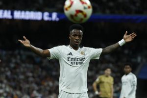 El delantero brasileño del Real Madrid Vinicius Jr. reacciona durante el partido de vuelta de las semifinales de la Copa del Rey que Real Madrid y Real Sociedad en el estadio Santiago Bernabéu. EFE/ Juanjo Martin