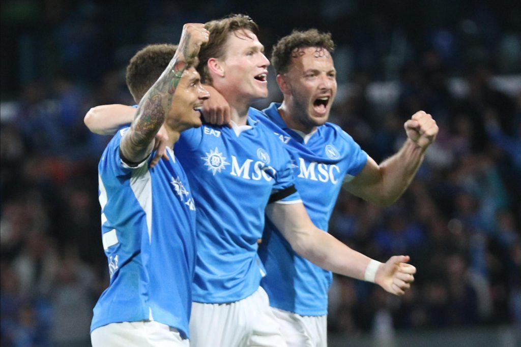 El jugador del Nápoles Scott McTominay (C) celebra el 2-0 durante el partido de la Serie A que han jugado SSC Napoli y FC Torino, en Nápoles, Italia. EFE/EPA/CESARE ABBATE