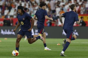 El defensa del FC Barcelona Jules Koundé (i) durante el calentamiento previo a la final de la Copa del Rey que disputan Real Madrid y FC Barcelona en el estadio de La Cartuja, en Sevilla. EFE / Julio Muñoz.