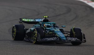 SAKHIR (Bahrain), 11/04/2025.- El español Fernando Alonso (Aston Martin), doble campeón mundial de Fórmula Uno, este viernes en la jornada de entrenamientos libres para el Gran Premio de Baréin, el cuarto del año. EFE/EPA/ALI HAIDER australiano Oscar Piastri, de McLaren, que marcó el mejor tiempo este viernes en la jornada de entrenamientos libres para el Gran Premio de Baréin, el cuarto del Mundial de Fórmula Uno. EFE/EPA/ALI HAIDER Fórmula 1