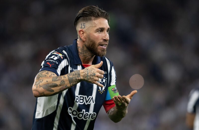 Sergio Ramos (c), deL Rayados de Monterrey, celebra un gol ante Santos durante un partido de la Liga MX en el estadio BBVA en Monterrey (México). EFE/ Miguel Sierra